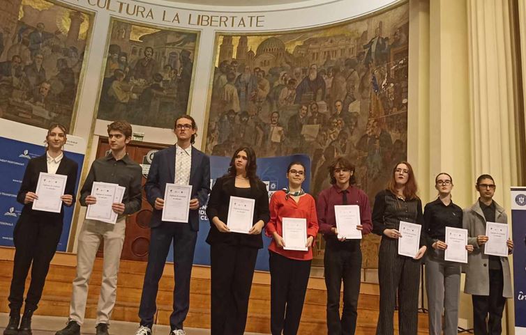 Sute de elevi și profesori clujeni