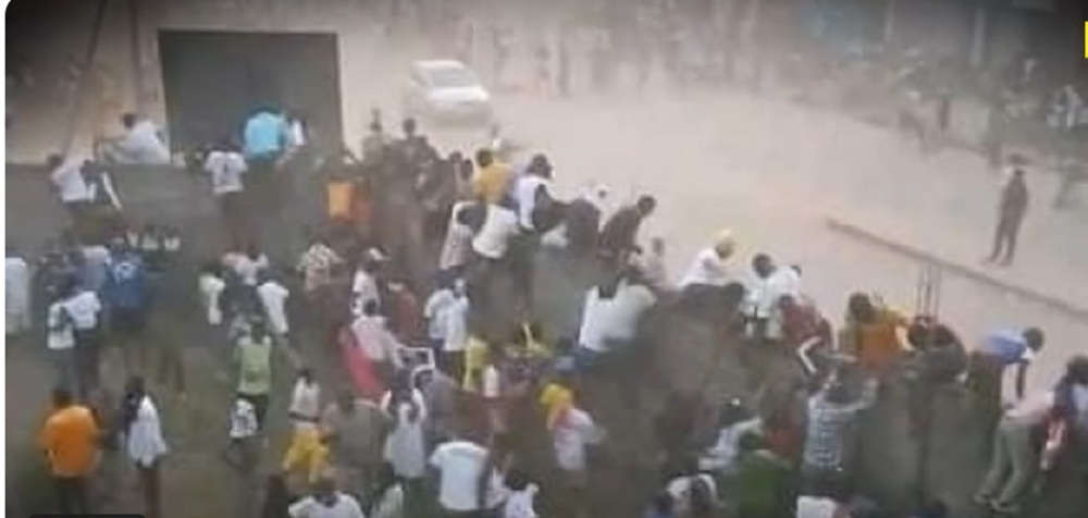 Cel puțin 56 de oameni au murit într-o busculadă pe un stadion din Guinea