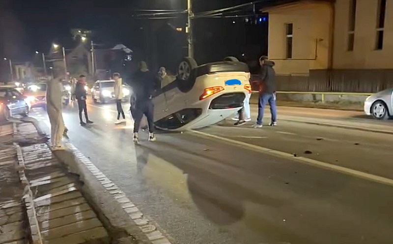 Mașină cu roțile în sus