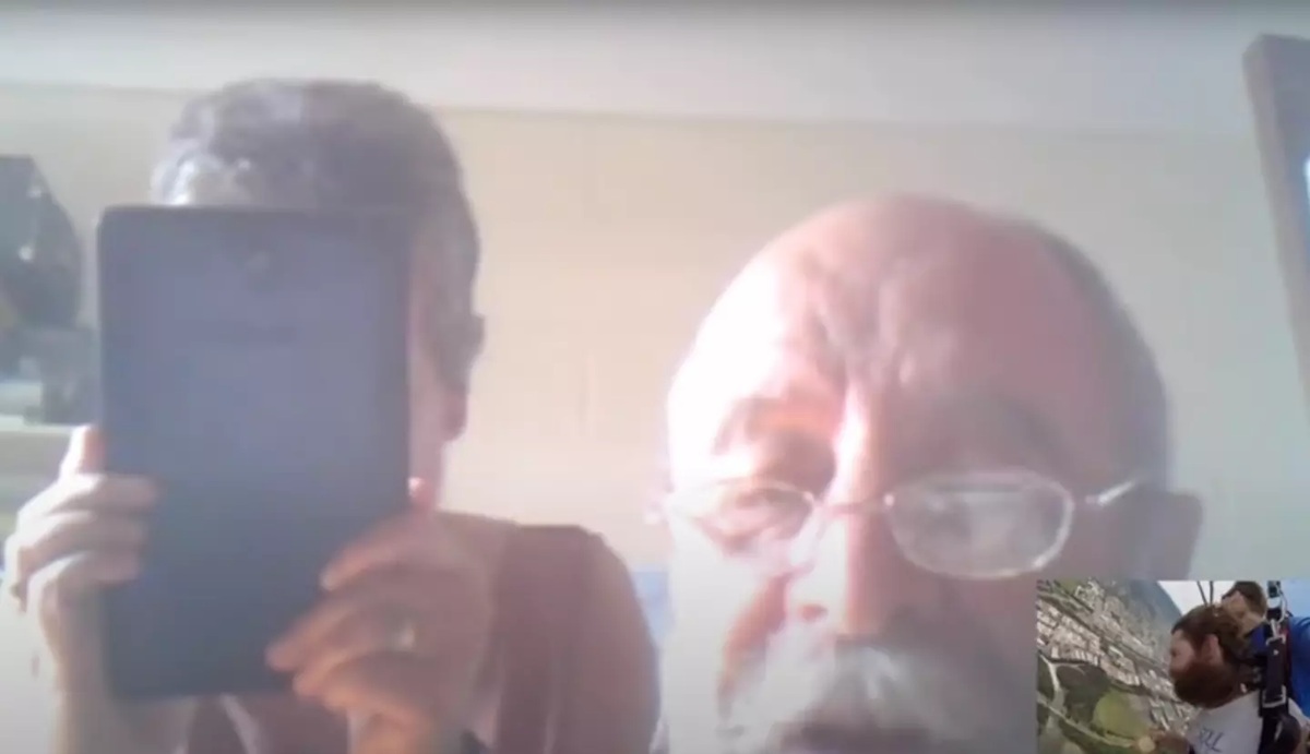 Un irlandez și-a sunat părinții prin FaceTime chiar când sărea cu parașuta în Australia