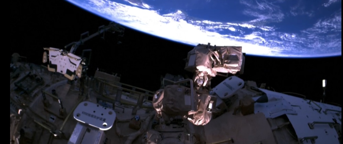 Doi astronauți chinezi au stabilit un nou record mondial după ce au petrecut nouă ore în spațiul cosmic