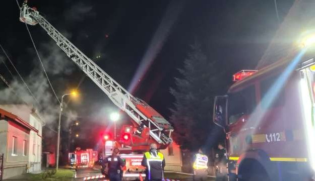 O bătrână a fost salvată din casa care i-a luat foc