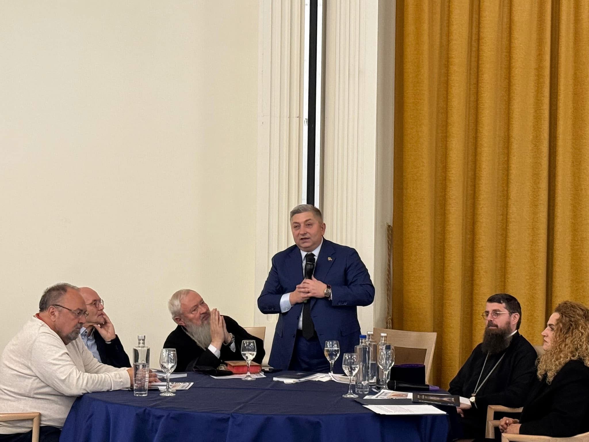 „Această carte este dedicată tuturor celor care mi-au văzut