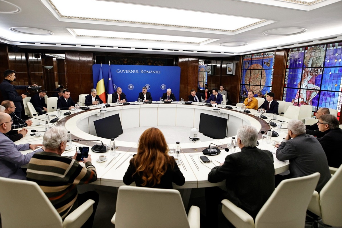 Guvernul a fost învestit la limită de Parlament