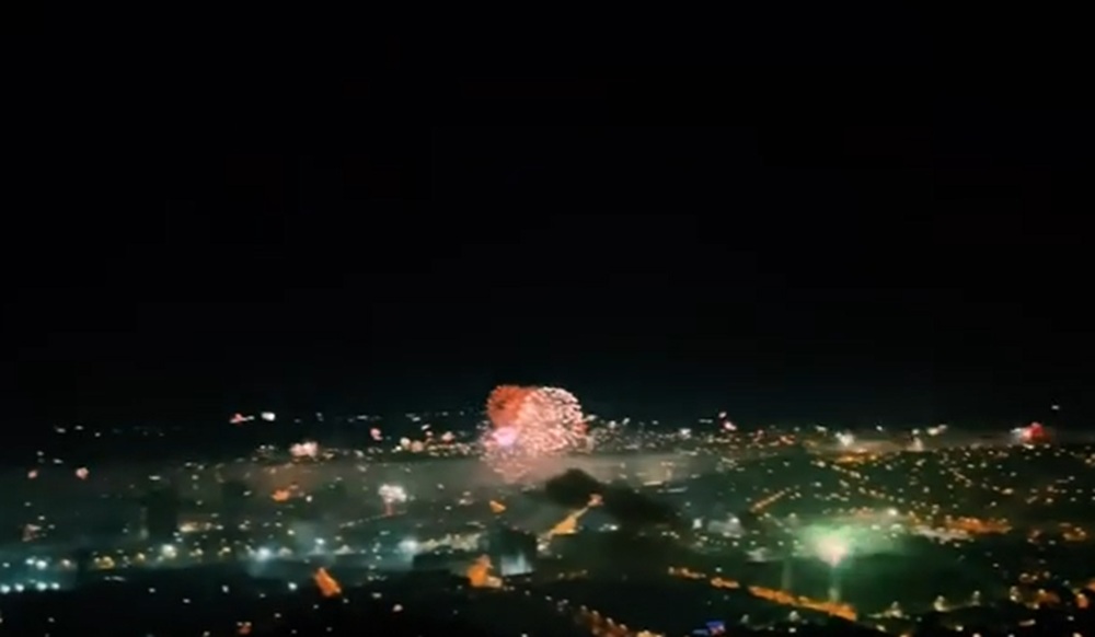 Cerul Clujului a fost împărțit între spectacolul oficial cu drone și miile de artificii lansate de locuitori. Foto: captură video