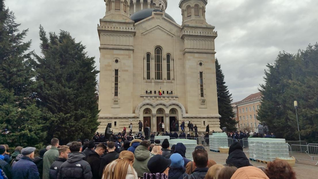 Mii de clujeni s-au adunat pentru a primi apa sfințită de Bobotează