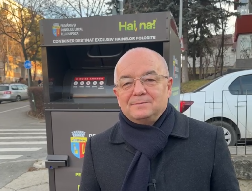 Zeci de containere pentru colectarea textilelor şi hainelor uzate