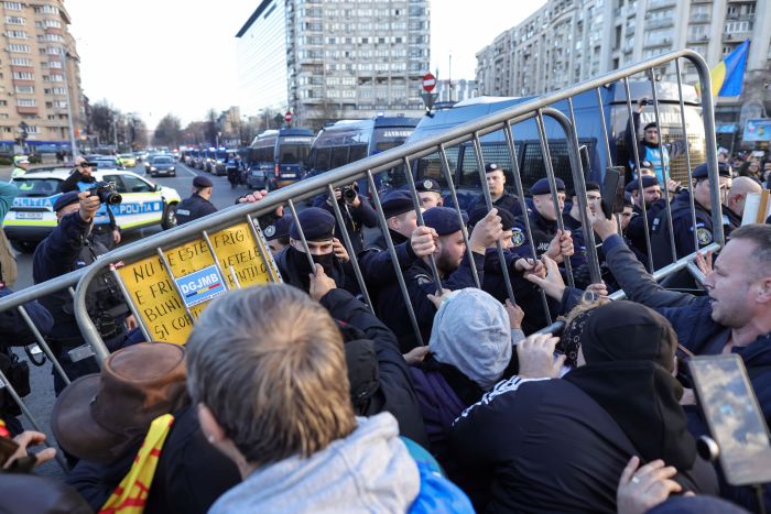Incidente între jandarmi și susținători ai lui Călin Georgescu care protestează in Piata Victoriei din Bucuresti