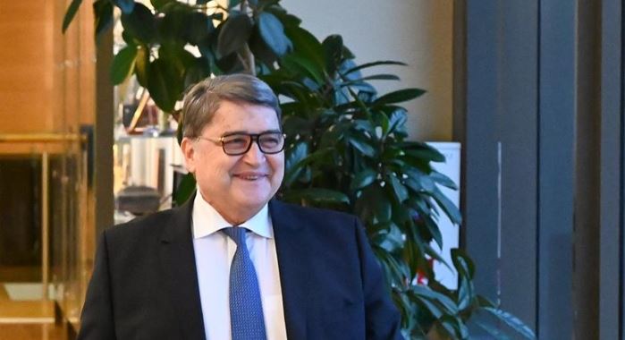Cum a „omis” Emil Hurezeanu să-și declare asocierea în afaceri cu Michael Schmidt