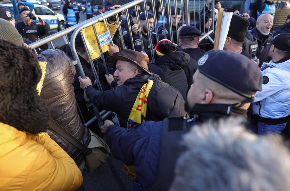 Opt participanți la protestul din Piața Victoriei