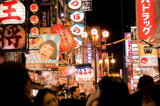 Orașul japonez Osaka a interzis de luni fumatul pe stradă