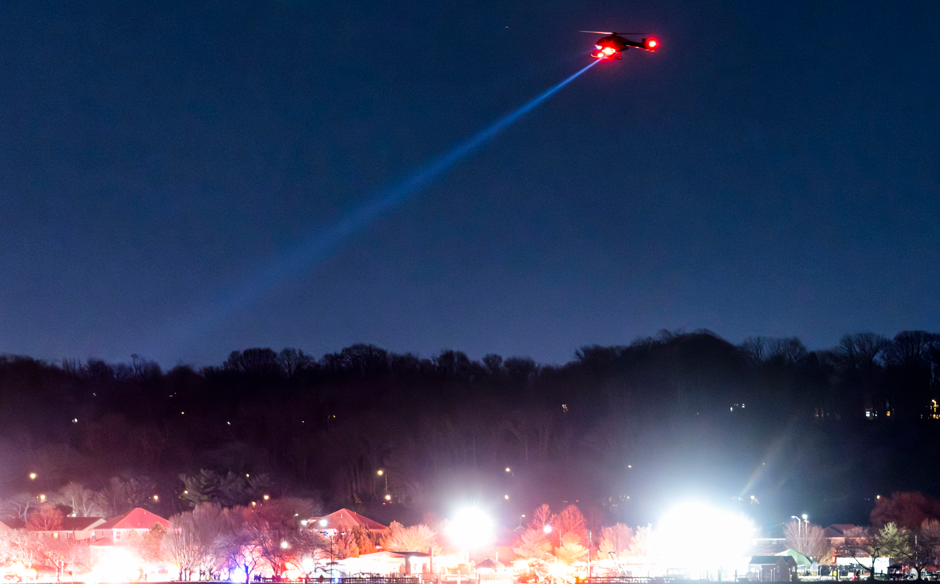 Echipele de intervenție au fost mobilizare pe râul Potomac după ce un avion comercial s-a ciocnit de un elicopter militar în apropierea Aeroportului Naţional Ronald Reagan din Washington