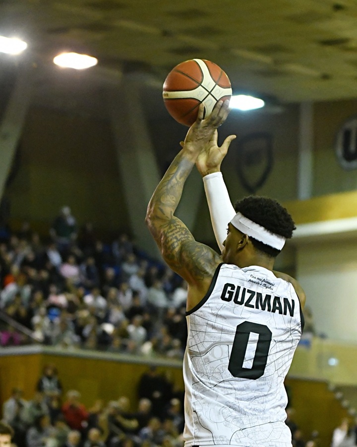 Karel Guzman a zguduit panoul cu un slam-dunk.|Foto: U-BT Cluj-Napoca - Facebook