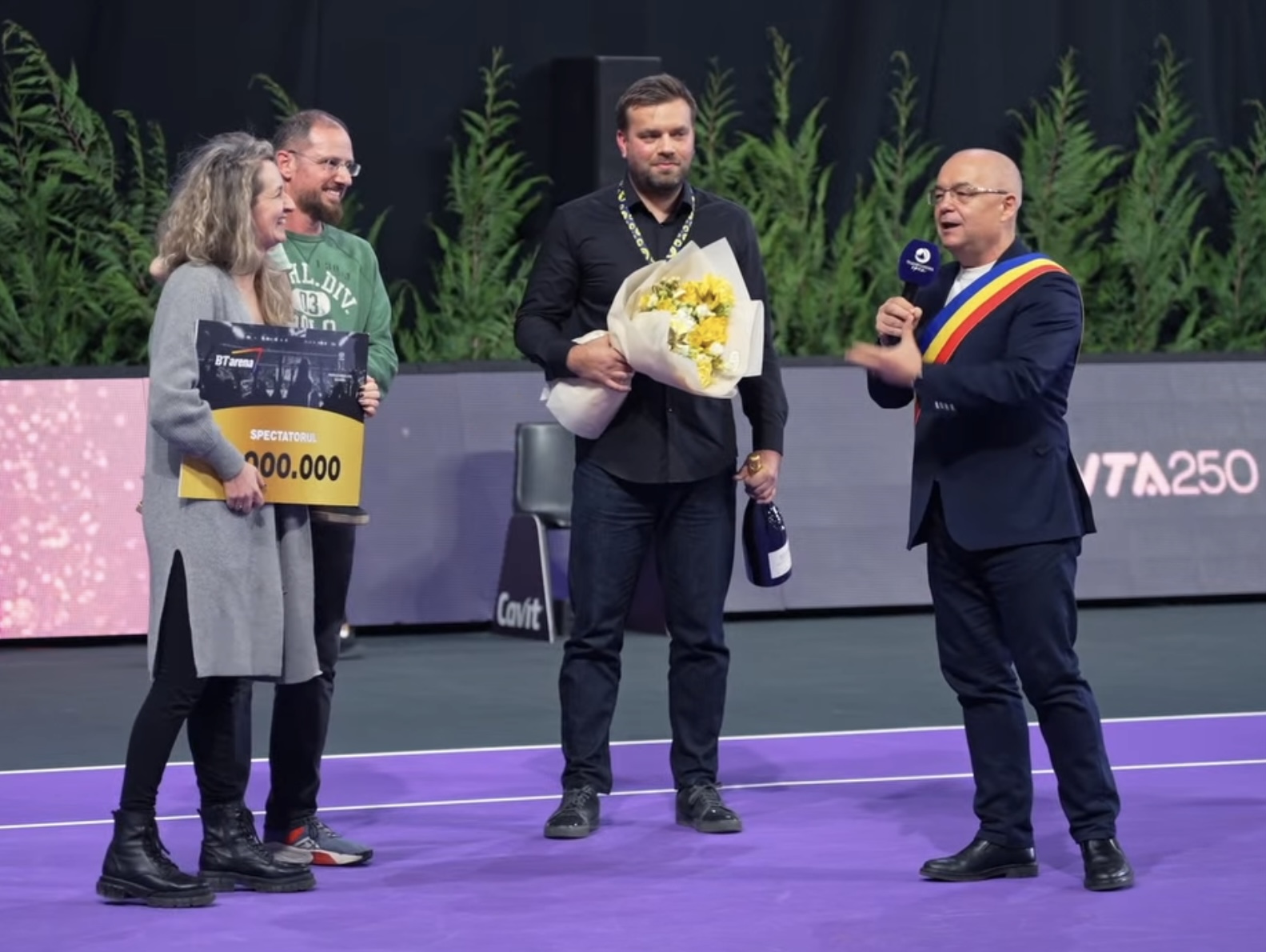 Spectatorul cu numărul 8 milioane a fost premiat de primarul Emil Boc cu un abonament Gold