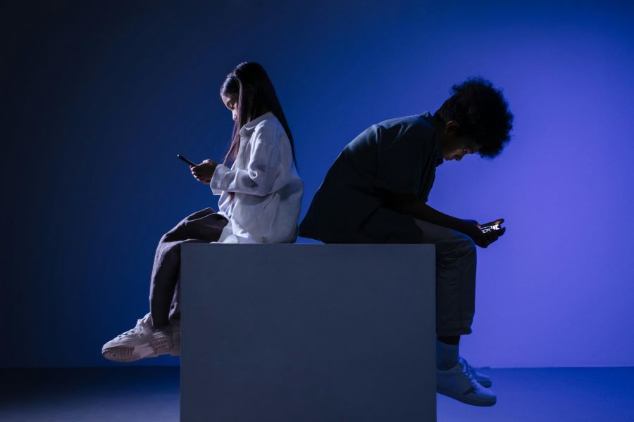 Aproape jumătate dintre părinți spun că le-au dat copilului primul telefon când avea între 5 și 8 ani