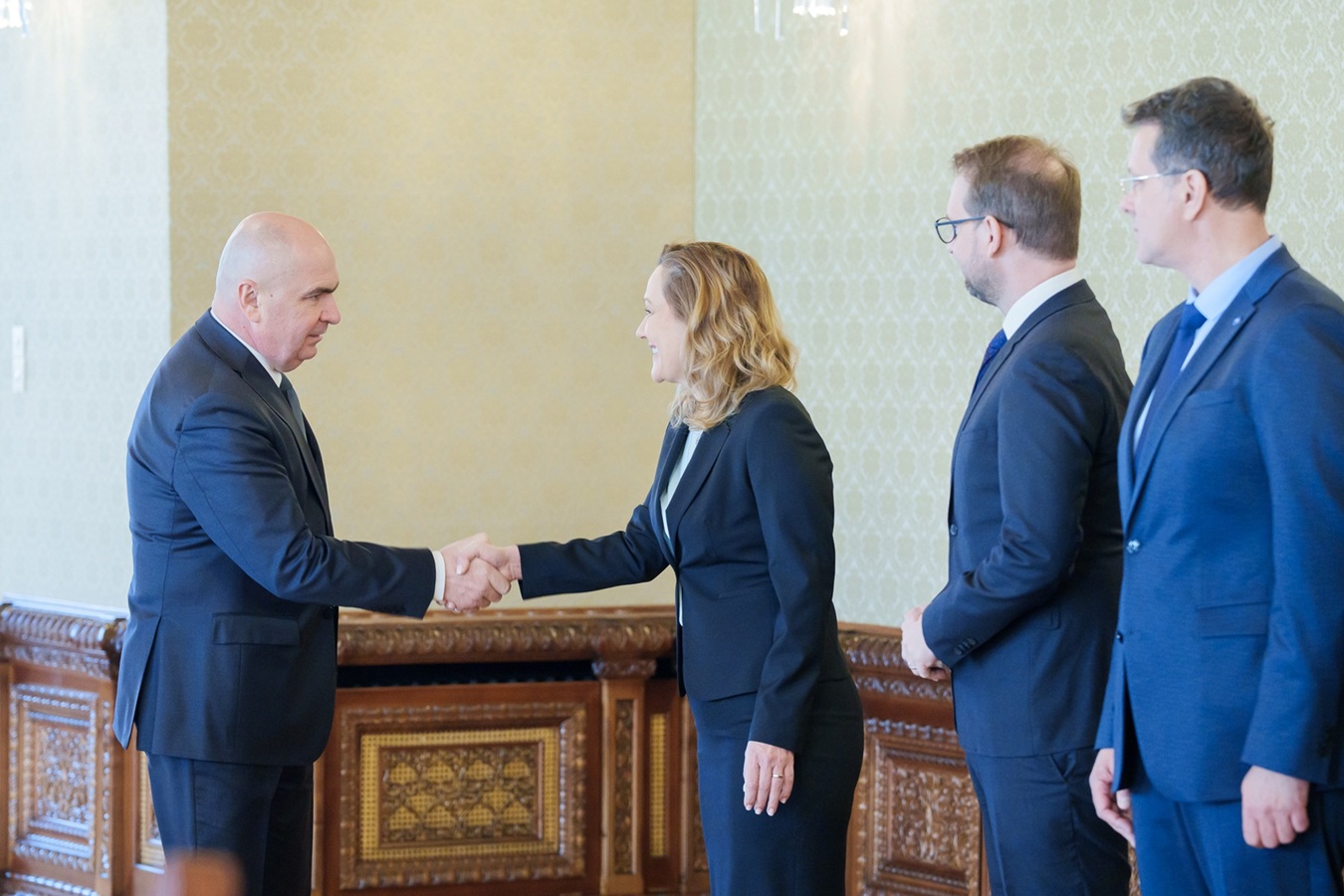 Elena Lasconi dă mâna cu Ilie Bolojan. | Foto: Elena Lasconi - Facebook