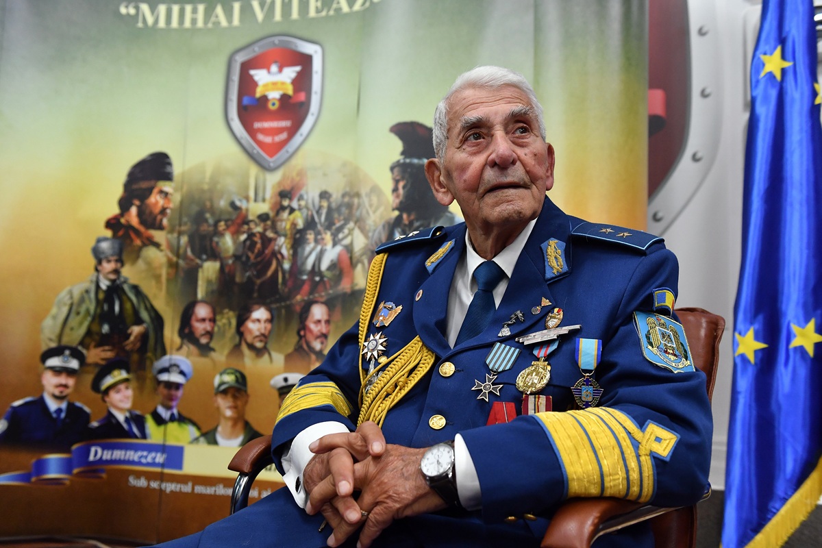 Generalul-maior(rtr) de flotila aeriana Ion Radu Theodoru a primit medalia de onoare 'Mihai Viteazul' pentru contributia la securitatea nationala