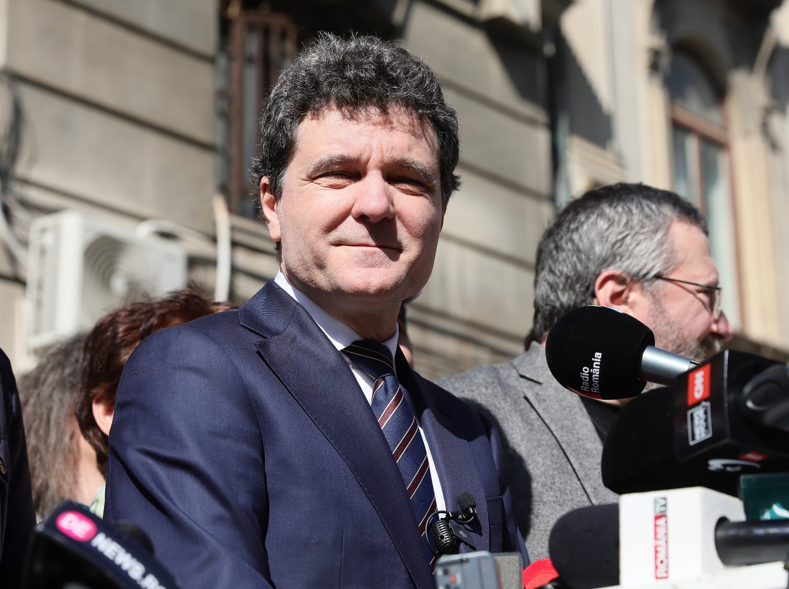 Candidatul independent Nicușor Dan susține o declarație de presă la depunerea candidaturii și semnăturilor de susținere pentru alegerile prezidențiale 2025