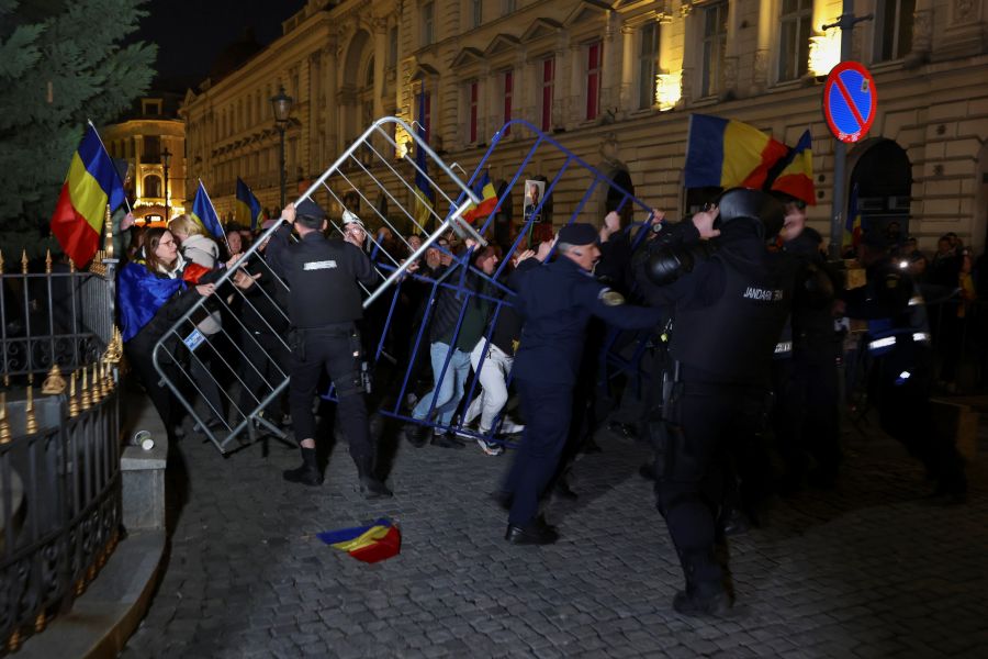 Ciocniri între câteva sute de persoane și jandarmi în timpul unui protest organizat față de decizia BEC de a respinge candidatura lui Călin Georgescu