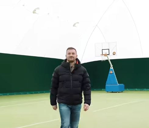 Terenul de sport de la liceul din Florești