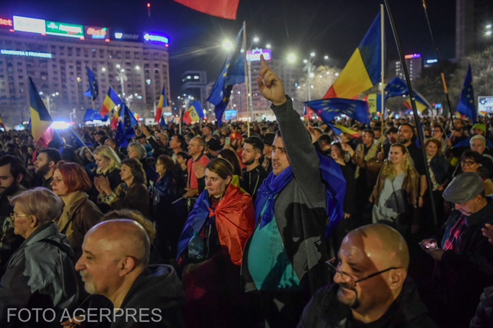 Mii de români au ieșit în stradă pentru a apăra valorile europene și a se opune orientării spre Rusia. EuRoManifest 2025-03-15 - eveniment pentru respectarea valorilor europene organizat de EuRoManifest