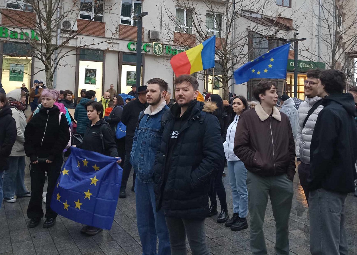 Zeci de tineri au adus în centrul Clujului steaguri ale României şi ale Uniunii Europene. Foto: monitorulcj.ro