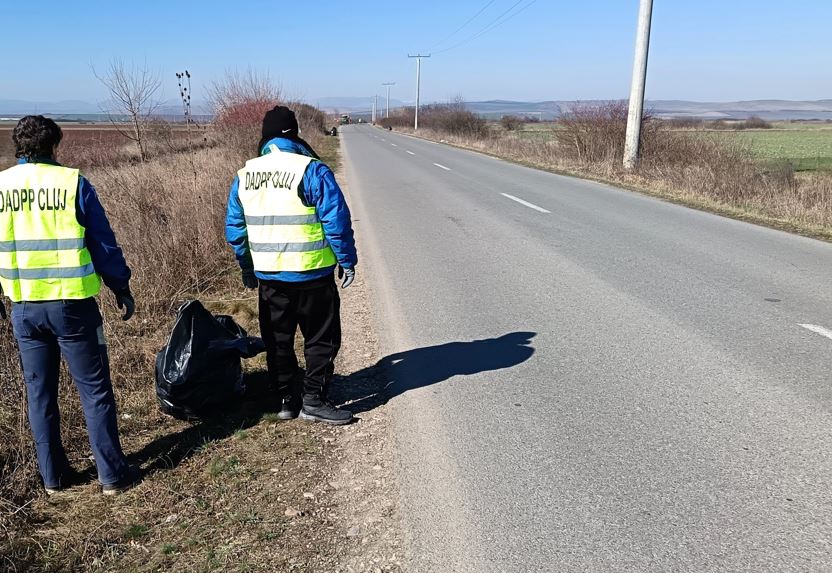 Tone de deșeuri abandonate pe marginea drumului|în imagine: Acțiune de saluubrizare pe DJ107F|Foto: Consiliul Județean Cluj
