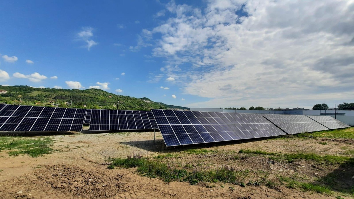 Consiliul Județean a instalat deja mai multe parcuri fotovoltaice