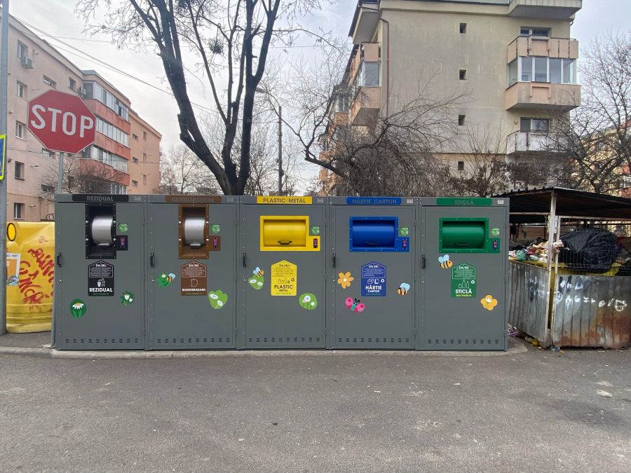 Insule ecologice pe strada Anina din Cluj-Napoca. Insula supraterană e compusă din cinci containere individuale cu golire în partea inferioară. Insulele ecologice digitalizate supraterane nu necesită lucrări de construcții-montaj. Foto: monitorulcj.ro