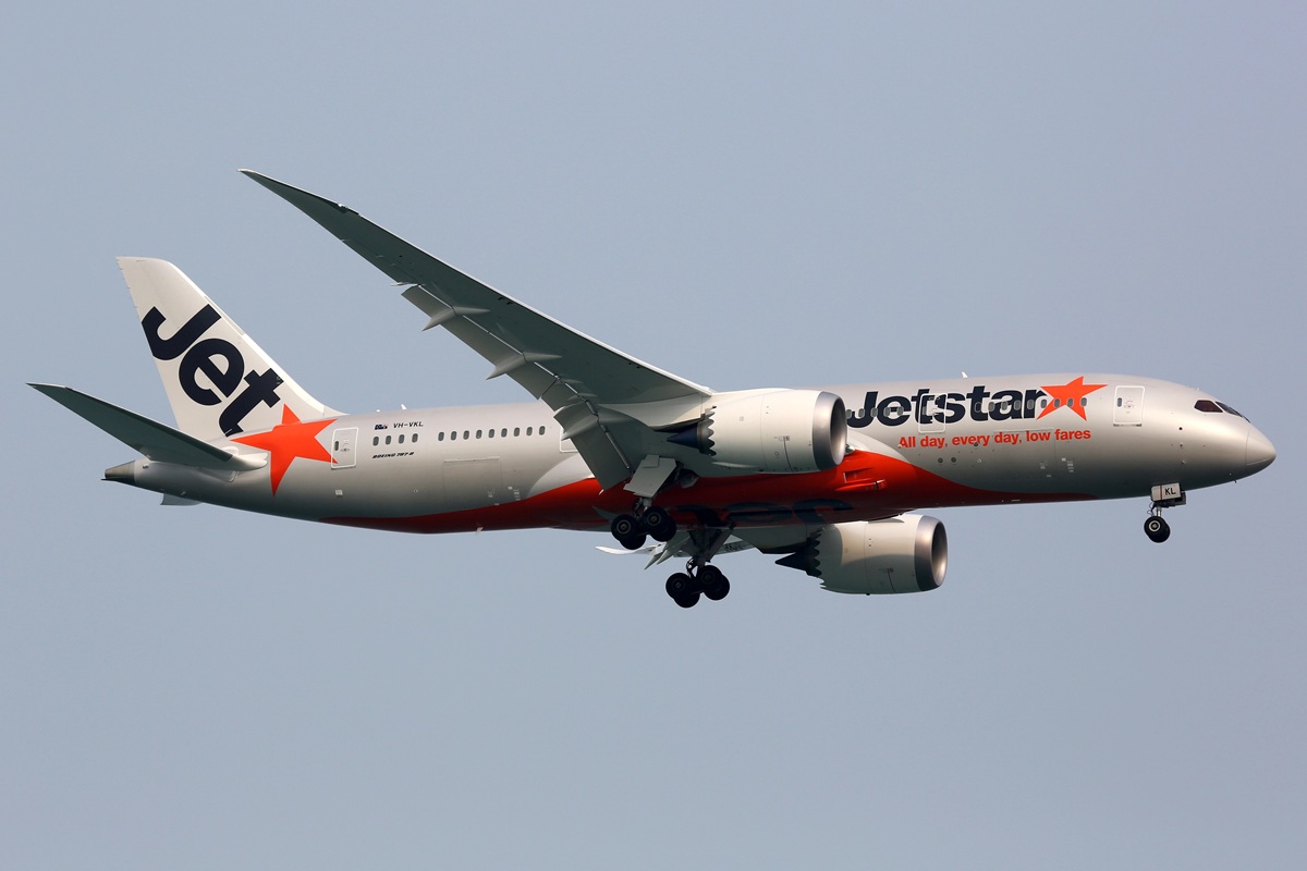 Un zbor Jetstar cu peste 200 de pasageri s-a întors de urgență în Bali după ce o femeie a încercat să deschidă ușa avionului deasupra Oceanului Indian. Foto: depositphotos.com