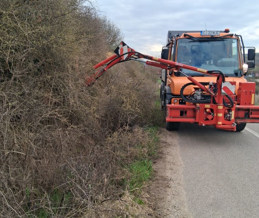 Consiliul Județean Cluj a inițiat o serie de lucrări de întreținere menite să îmbunătățească vizibilitatea în trafic și să crească siguranța circulației rutiere | Foto: Consiliul Județean Cluj
