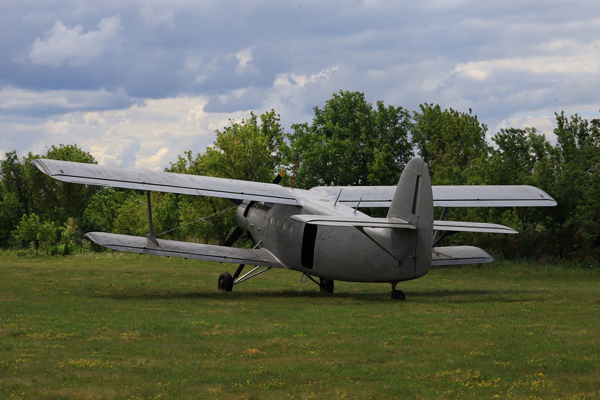 Un avion monomotor a aterizat de urgență pe o autostradă din Brazilia după o defecțiune a motorului și a evitat la limită o coliziune cu o cisternă. Foto: depositphotos.com