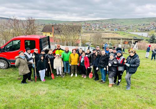 Câmpenești devine mai verde: 200 de voluntari alături de autoritățile locale au plantat sute de puieți de  salcâmi |Foto: Radu Rațiu - Facebook