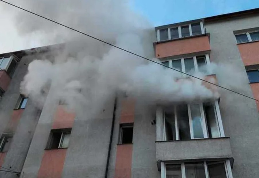 O candelă aprinsă a provocat panică într-un bloc din Rădăuți| Foto: ISU Suceava