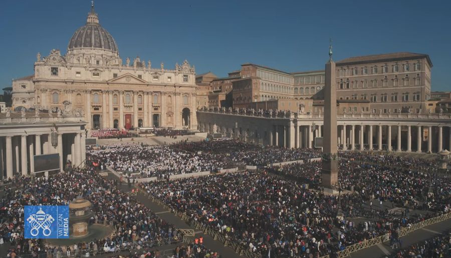 Mii de oameni s-au adunat în Piața Sfântul Petru pentru înmormântarea Papei Francisc| Foto: captură ecran Vatican News - YouTube
