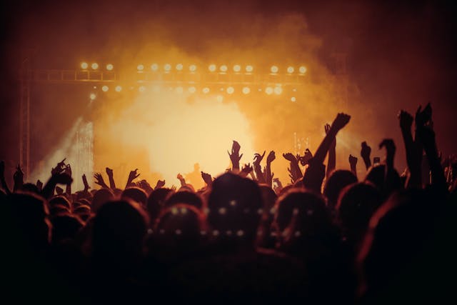 Un șofer a intrat cu mașina în mulțime în timpul unui festival stradal de la Vancouver