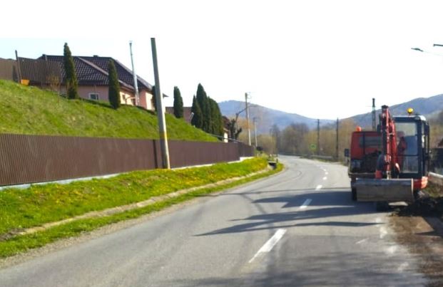 Acces rapid la drumul național DN1. Lucrări de întreținere pe drumul județean DJ 108A Ciucea – Vânători – limită cu județul Sălaj.|Foto: Consiliul Județean Cluj
