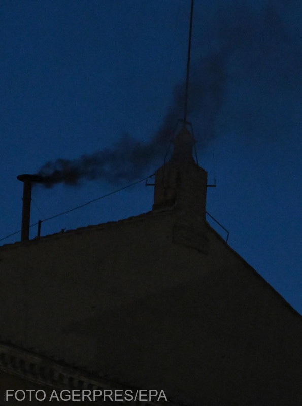 Noul Papă nu a fost ales după primul scrutin. Fumul negru a ieșit din coșul de fum de pe capela Sixtină