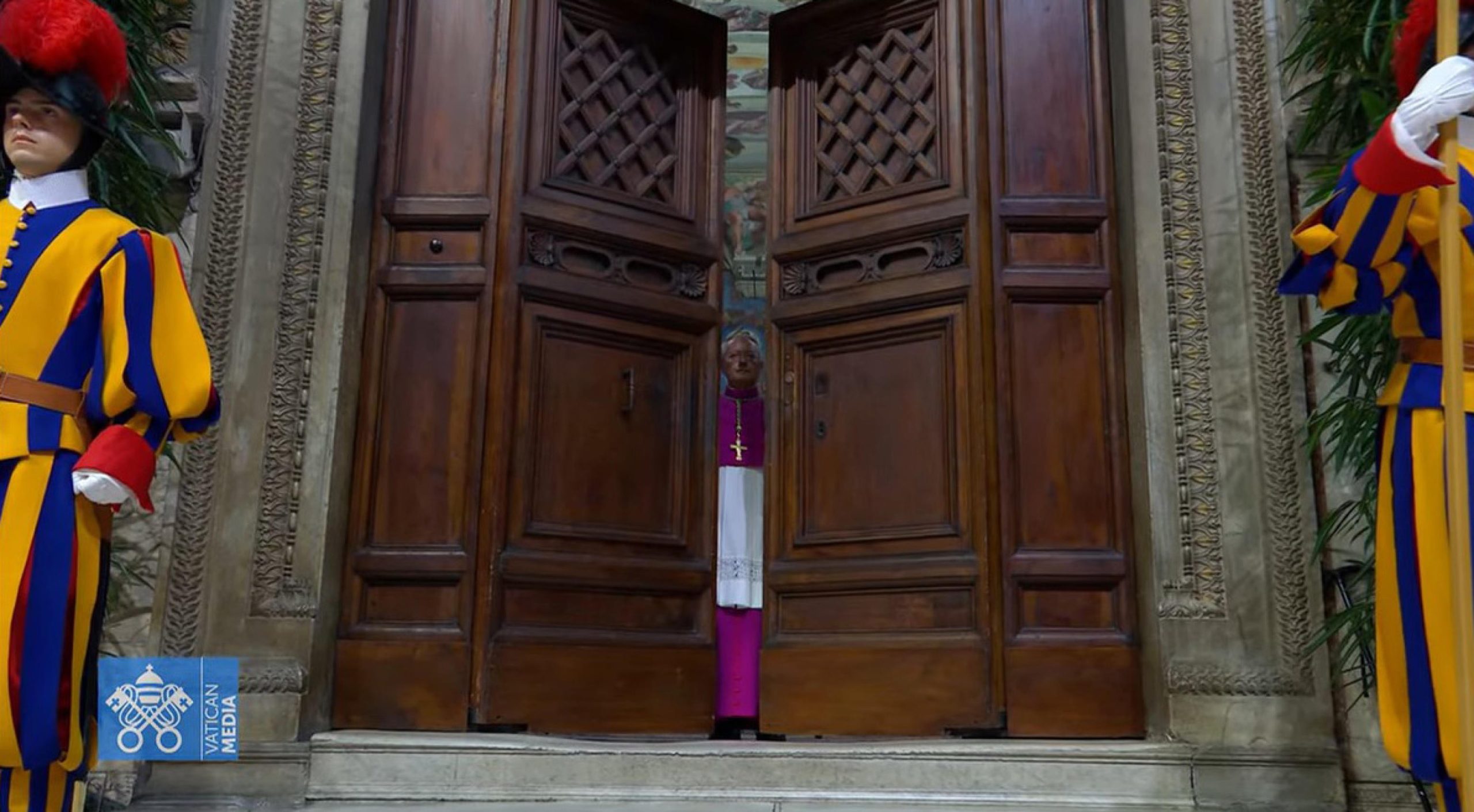 Vatican Conclave 2025. Captură de ecran luată dintr-un videoclip difuzat de Vatican Media arată închiderea ușii Capelei Sixtine după „Extra omnes”