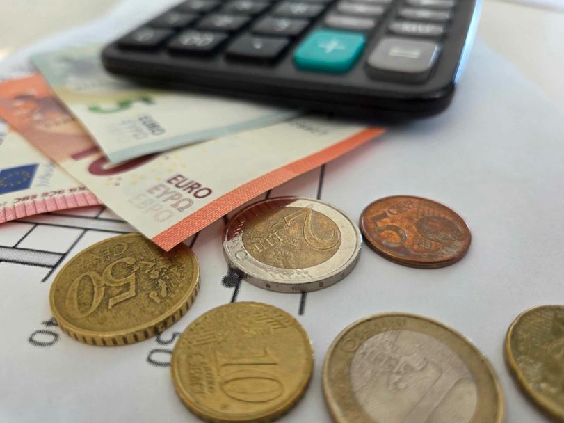 Creștere uriașă a deficitului de cont curent. Investițiile străine scad