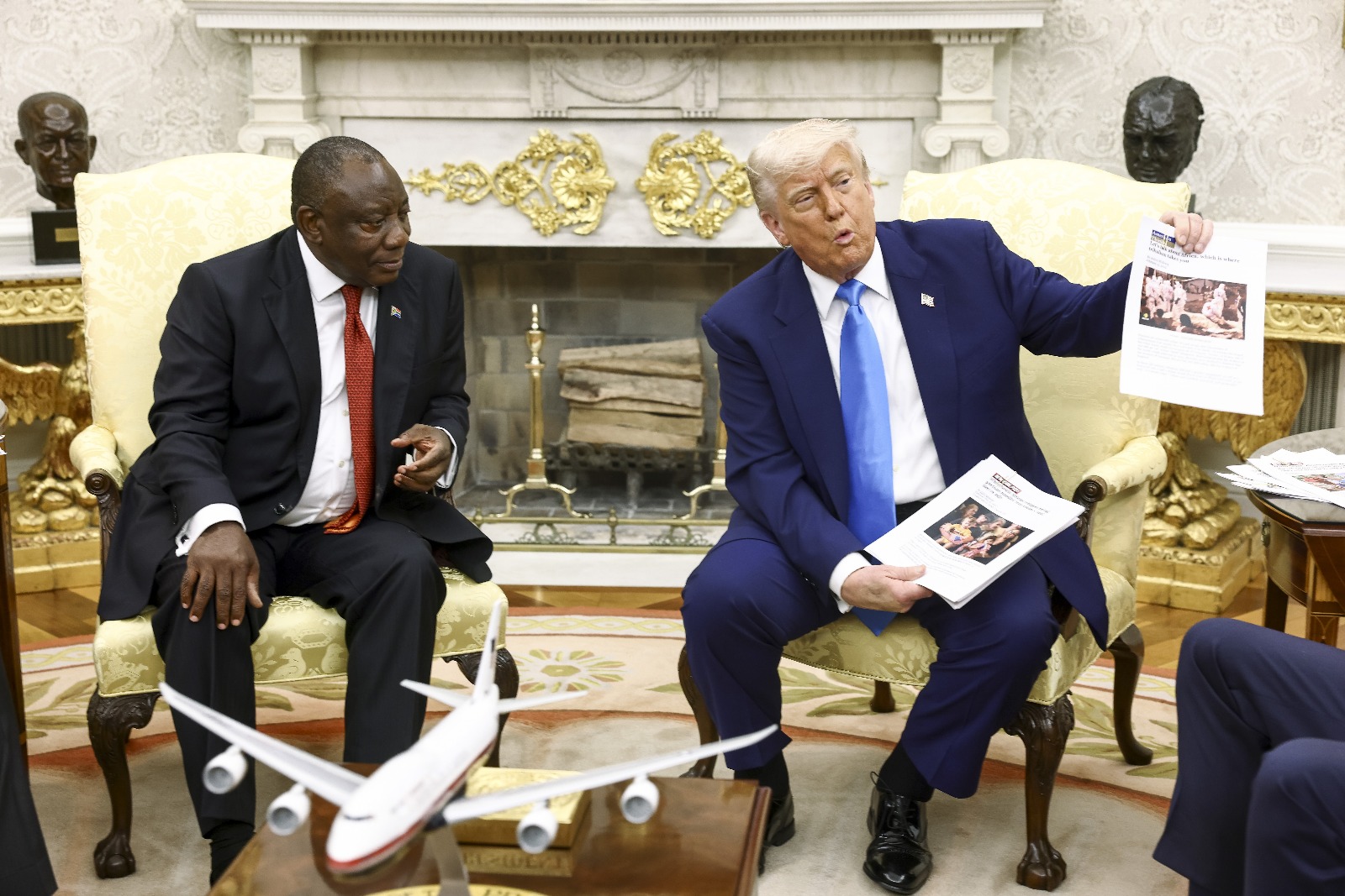 Președintele american Donald Trump prezintă articole de știri legate de violența din Africa de Sud în timpul unei întâlniri cu președintele Africii de Sud