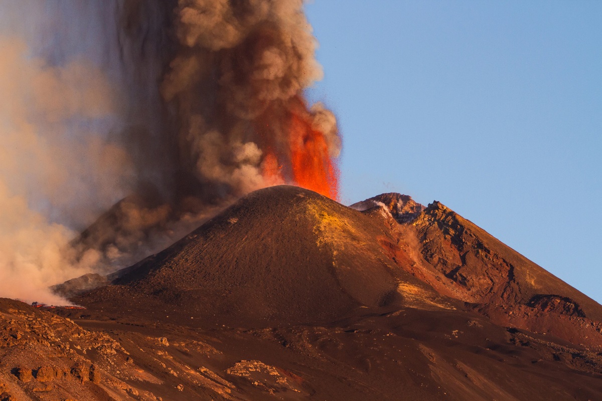 Vulcanul Etna a erupt cu un nor de cenușă de peste un kilometru înălțime