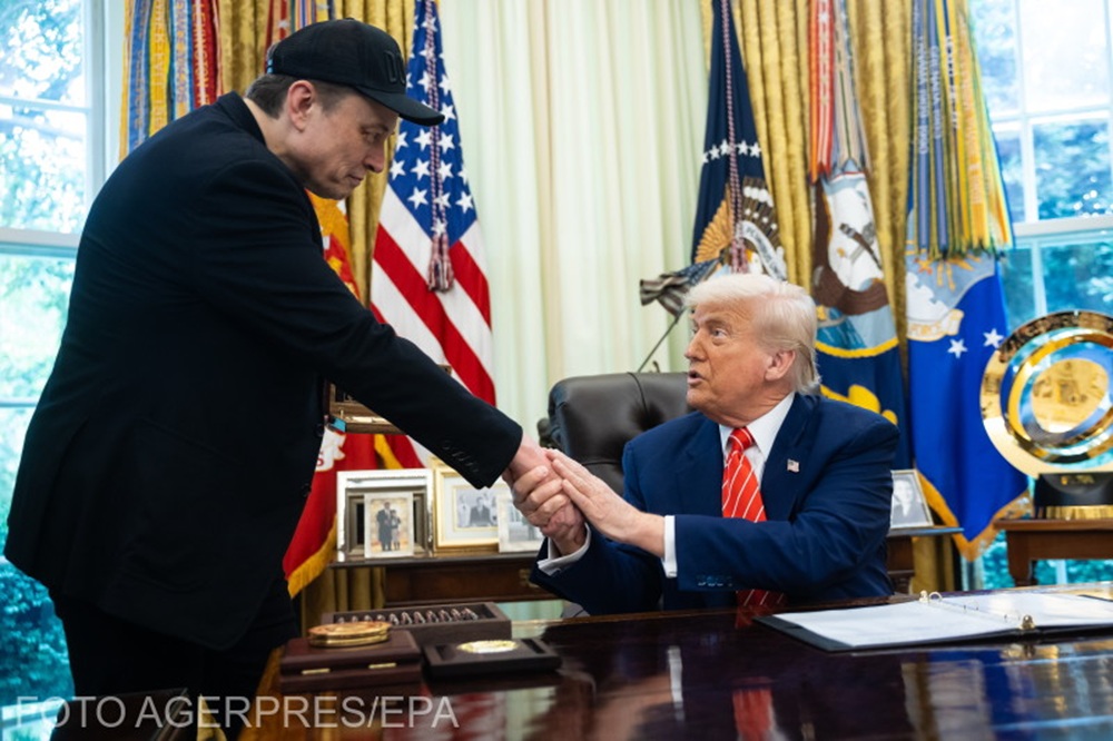 Președintele american Donald Trump și Elon Musk își dau mâna în timpul unei conferințe de presă în Biroul Oval de la Casa Albă din Washington