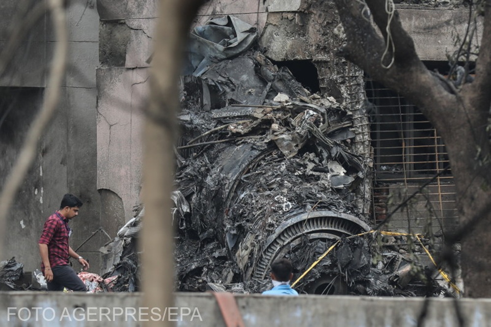 Singurul supraviețuitor al accidentului Air India care a ucis 241 de persoane a povestit cum a scăpat prin deschizătura din fuselaj. Foto: Oficiali inspectează locul prăbușirii avionului Air India lângă aeroportul din Ahmedabad