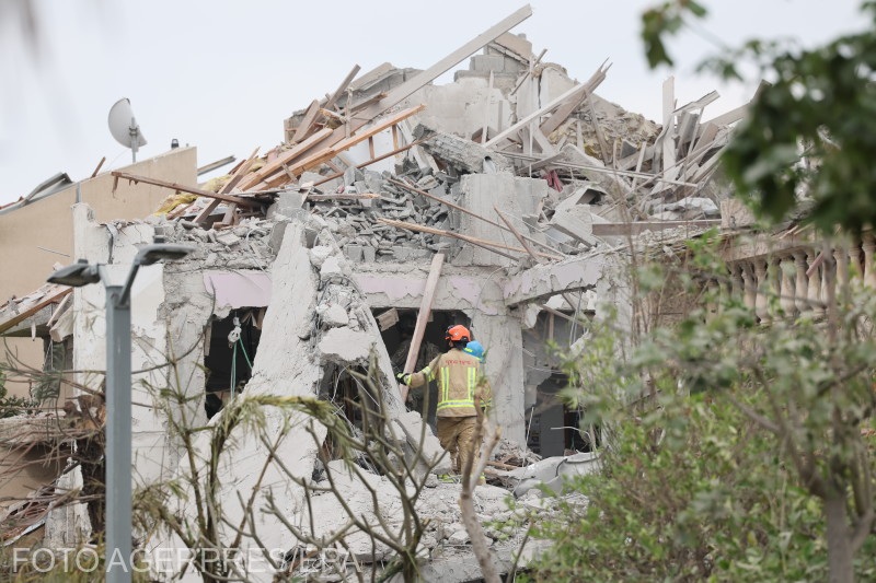 Iranul a lansat al patrulea val de rachete către Israel sâmbătă dimineața. Foto: Echipe de salvare israeliene la locul unde rachetele balistice iraniene au lovit clădiri rezidențiale în Rishon LeZion