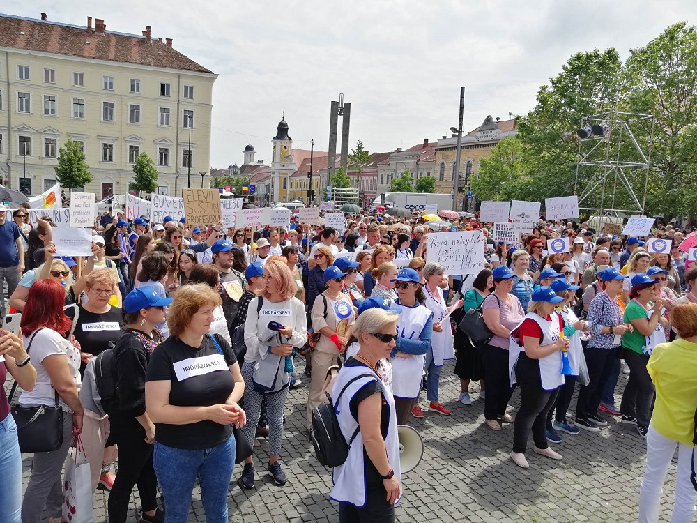 în imagine: protest al profesorilor clujeni în Piața Unirii