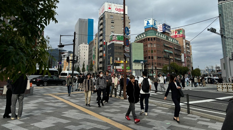 Japonezi și turiști în centrul orașului Kobe