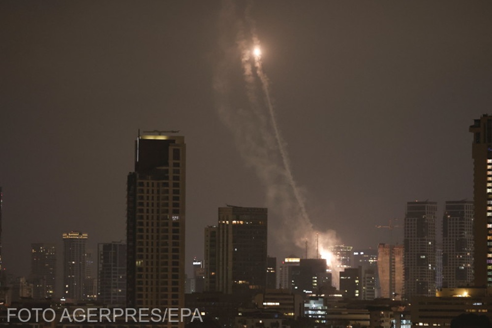 Iran atacă noaptea pentru că rachetele sunt vulnerabile la preparare și pentru efectul psihologic. Foto: Sistemul defensiv israelian Iron Dome interceptează rachete lansate din Iran deasupra Tel Aviv-ului