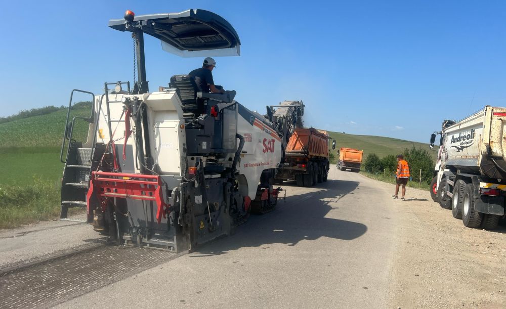 Consiliul Județean desfășoară lucrări de întreținere pe drumul județean DJ 151C limită cu județul Mureș – Tritenii de Jos – DJ 150 | Foto: CJ Cluj