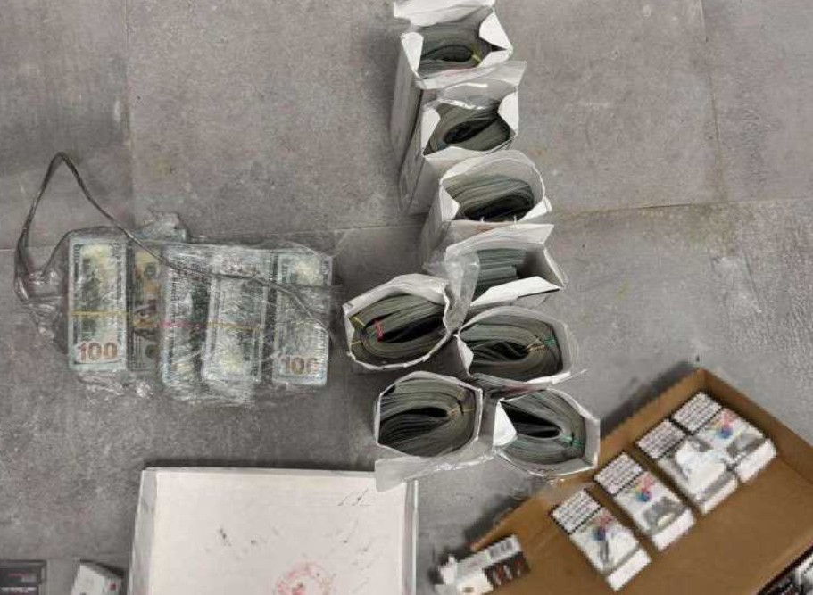 Un bărbat a ascuns 580.000 de dolari în cartușele de țigări. A încercat să traverseze granița pe jos
